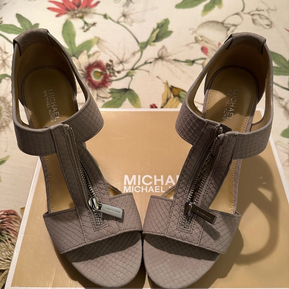 Michael Kors gray snakeskin embossed leather heels size 8 EUC
